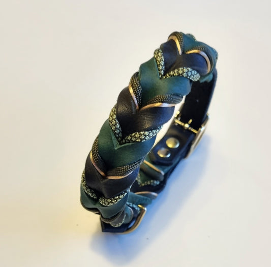 Flätat halsband med spänne